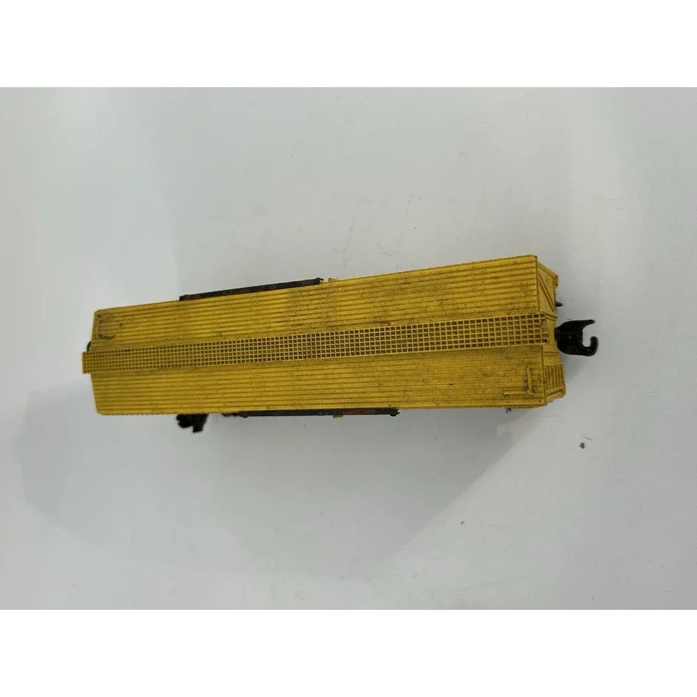 Lionel Lines 6656 LiveStock Car Yellow O Gauge, Postwar Working Sliding Doors